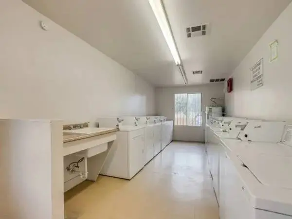 1bd/1ba-Swimming Pool, BBQ $500 of Move-In Costs!!! FREE TV!!
