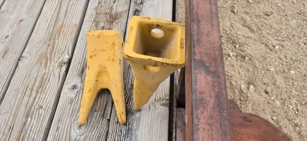 CAT 135-9408 twin tiger bucket teeth excavator..