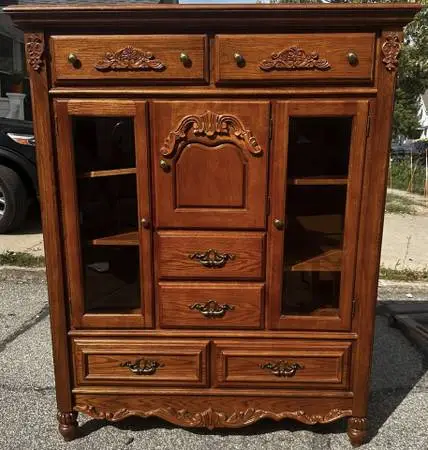 Elegant Wood Dresser / Chest of Drawers / China Cabinet / Hutch / Ente