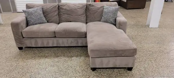 Nice Sectional (I CAN DELIVER)