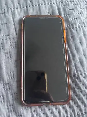 iPhone XS pink, back cracked