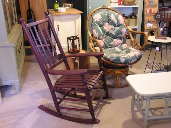 SOLID WOOD PORCH ROCKING CHAIR!