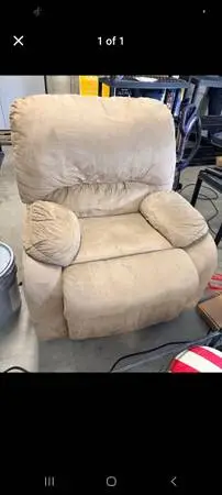 Brown Recliner (I CAN DELIVER)