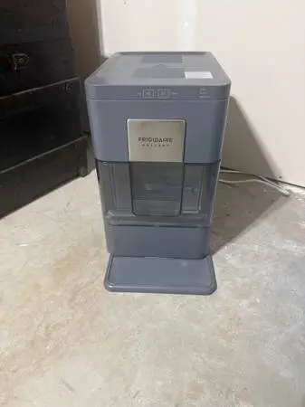 ICE MACHINE 33lbs a day