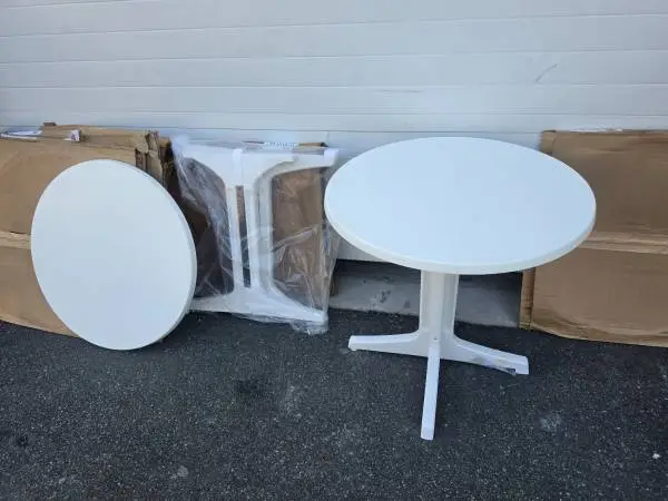 Lot 2 Grosfillex commercial Indoor/Outdoor Resin Pedestal Table 30