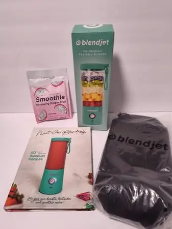 **NEW* BLENDJET PORTABLE CORDLESS SMOOTHIE BLENDER W/ ACCESSORIES