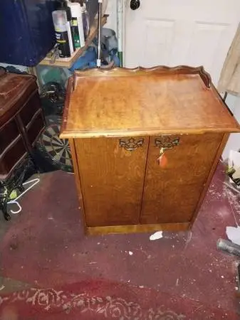 Record cabinet