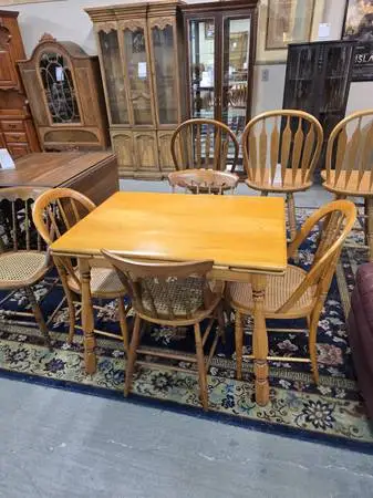 Draw Leaf Maple Wood Dining Room Table with Four Chairs #527-13