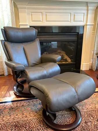 Ekornes Stressless recliner with ottoman, model- Magic, medium size, grey Paloma