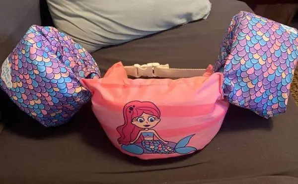 Excellent condition Puddle Jumper life jacket
