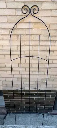 6 ft. BLACK METAL CURVEY PRETTY GARDEN TRELLIS!