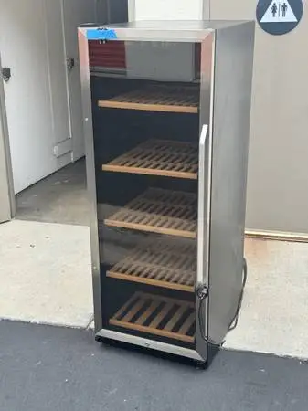 LANBO WINE COOLER LW155S 24-inch single-zone wine cooler capable of h