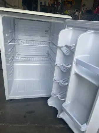 Danby 2.6 cu. ft. Compact Fridge Dorm fridge mini fridge refrigerator