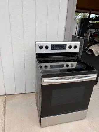 A stainless steel electric stove 5 burners top glass very good condition
