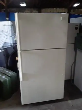 whirlpool refrigerator. In great cosmetic condition.