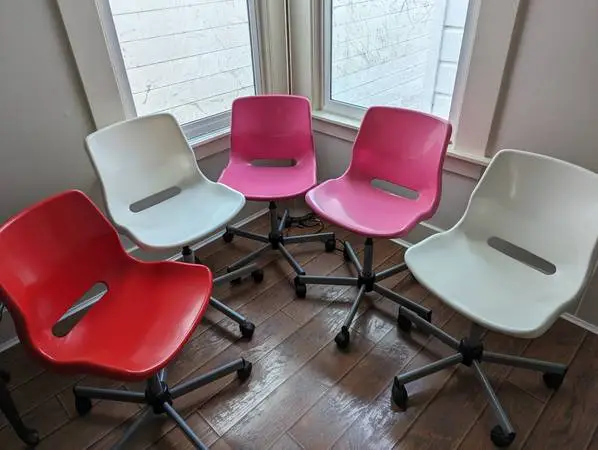 Metal Legs on roller wheels plastic office chairs