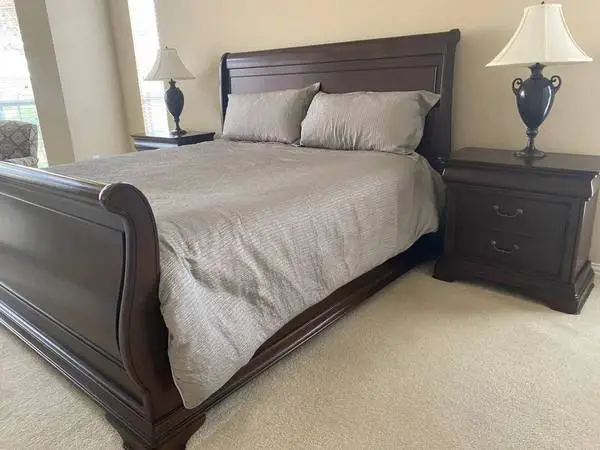 Sterns & Foster Tonya Luxury Plush Euro Pillowtop KING Set - Like New