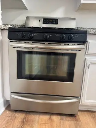 Frigidaire 30 Stainless Steel 5-Burner Gas Range – Works Great
