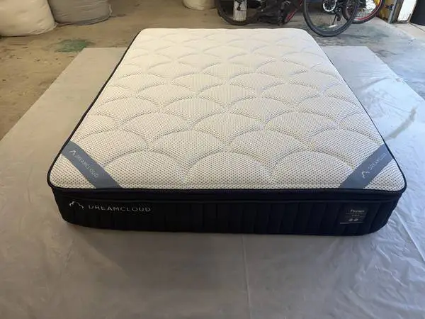Dreamcloud Premier QUEEN SIZE Mattress, Like New, Perfect Condition