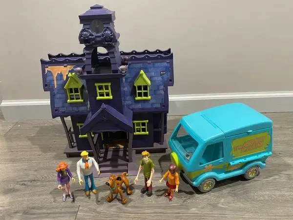 SCOOBY-DOO MYSTERY MANSION PLAYSET & MYSTERY MACHINE VAN with FIGURES