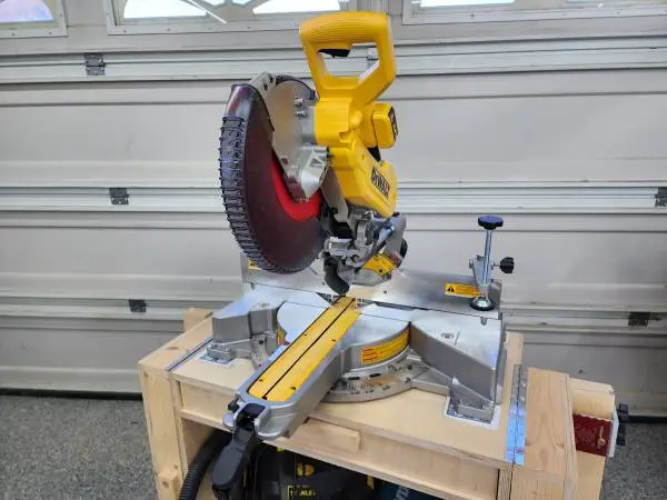 DeWalt 12in Double Bevel Sliding Compound Miter Saw - DWS780