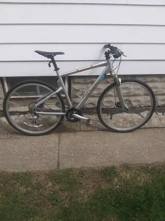 Giant/ Topeak Jango Hybrid Commuter Bike Barely Used/ Extras