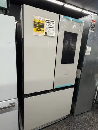 SAMSUNG WHITE FAMILY HUB REFRIGERATOR SMART