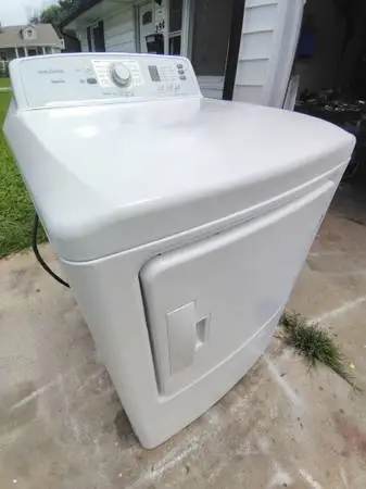 NEWER INSIGNIA KING CAPACITY ELECTRIC DRYER.