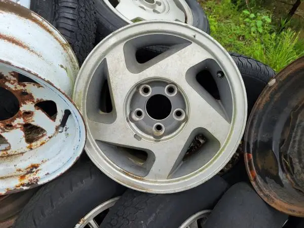 2 old Ford explorer aluminum wheels