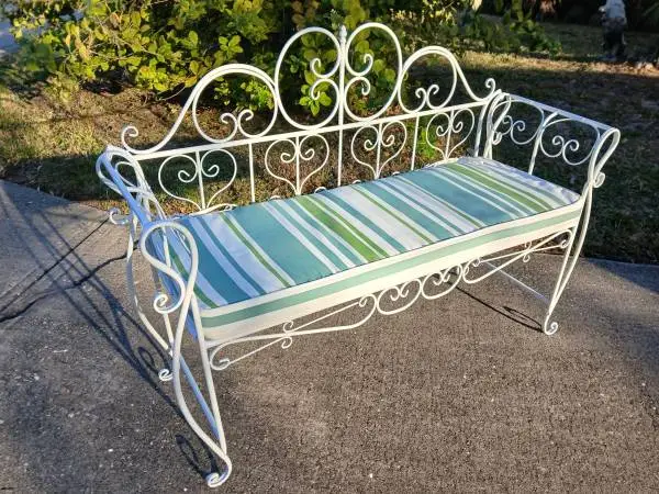 BEAUTIFUL OUTDOOR GARDEN BENCH SEAT with new cushion