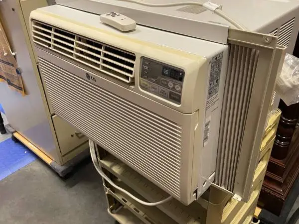Window LG Air Conditioner A/C 12,000 BTU w/Remote