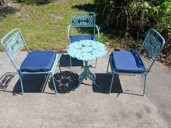 PRETTY VINTAGE OUTDOOR CHAIR AND TABLE SET