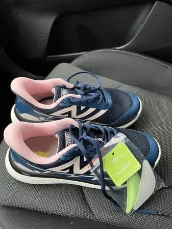 AOV woman’s sneakers