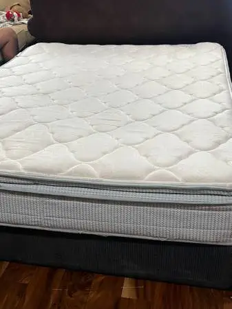 QUEEN MATTRESS FROM A CLEAN HOME LIKE NEW W CLEAN !!!!