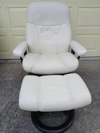 EKORNES STRESSLESS RECLINER AND OTTOMAN