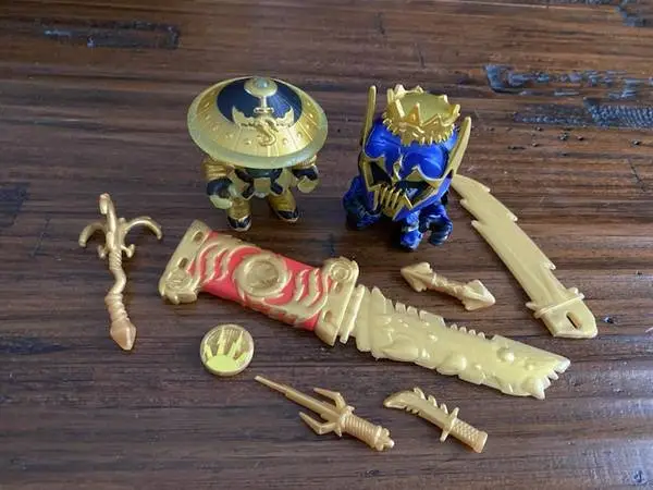 TREASURE X KINGS GOLD FIGURES SET