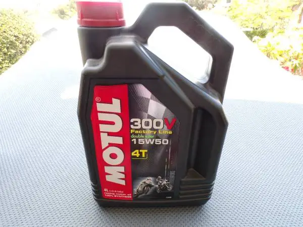 Motul Motorcycle 300V Factory Line Engine Oil