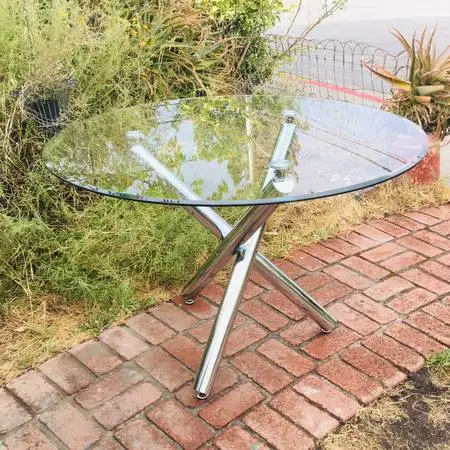 Sleek Postmodern chrome 43”dia Dining Table/great condition
