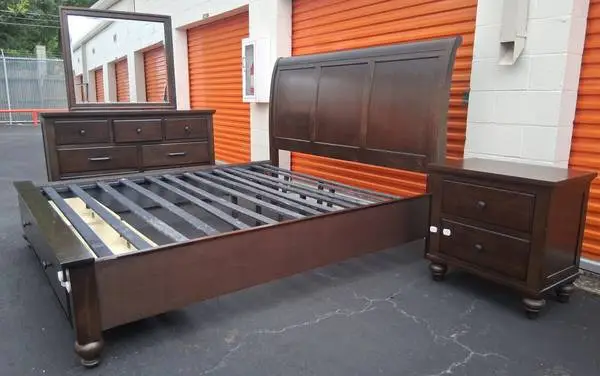 King size bedroom set with mirror