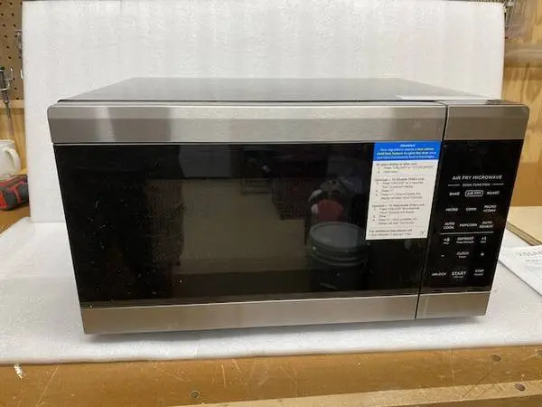 0.9 cu. ft. 900-Watt Countertop Microwave Oven with Air Fry and Convec
