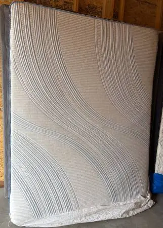 NICE Queen size Nightsbridge Hybrid Mattress w/Box Foundation