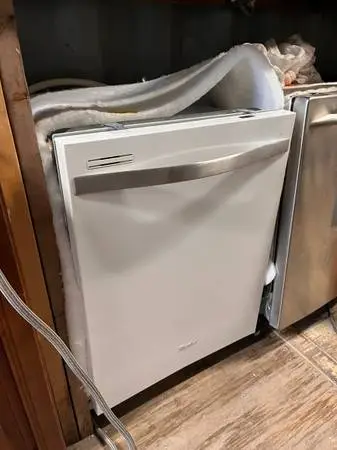 24W White Whirlpool Dishwasher Gold Series Model #WDT720PADH2 Used