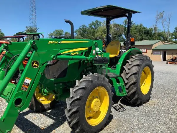 John Deere 5067E - 4x4 w/ Loader