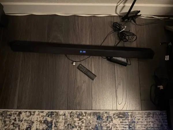Like new Samsung soundbar with remote control included