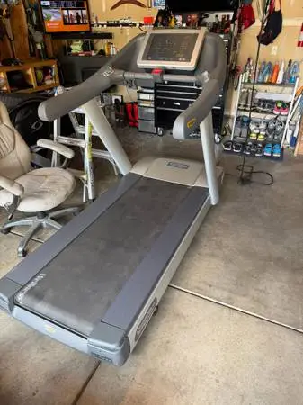 Like New Technogym Run 900 Commercial Treadmill - Can possibly