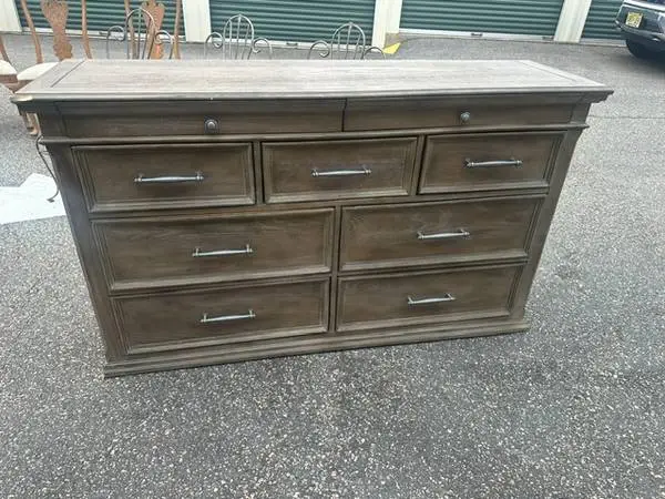 DRESSER