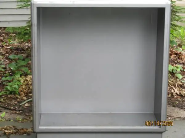 METAL CABINET WITH TWO ADJUSTABLE SHELVES