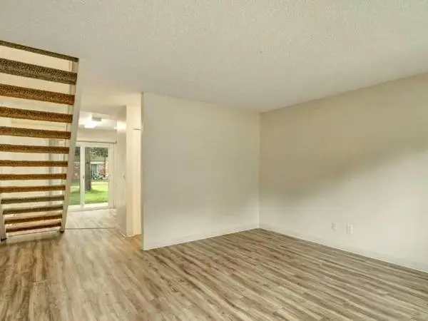 Well Maintained Grounds, Spacious Floor Plans, New Black Appliances