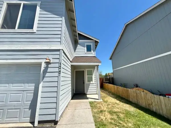 SW Redmond 3 Bdrm Townhouse, 2.5 baths, All Appliances, Fenced yard