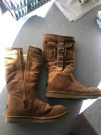 UGG AUSTRALIA WOMENS BOOTS
